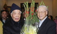 Генсек ЦК КПВ Нгуен Фу Чонг поздравил бывшего руководителя партии До Мыоя с днем рождения